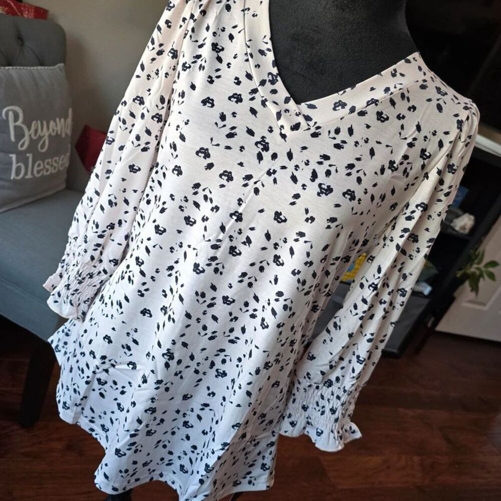 Small Black and off white print 3 quarter sleeve top minimalist